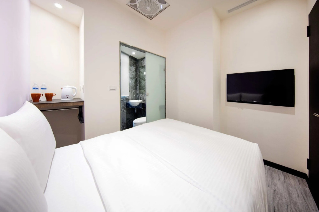 Metro Apartment