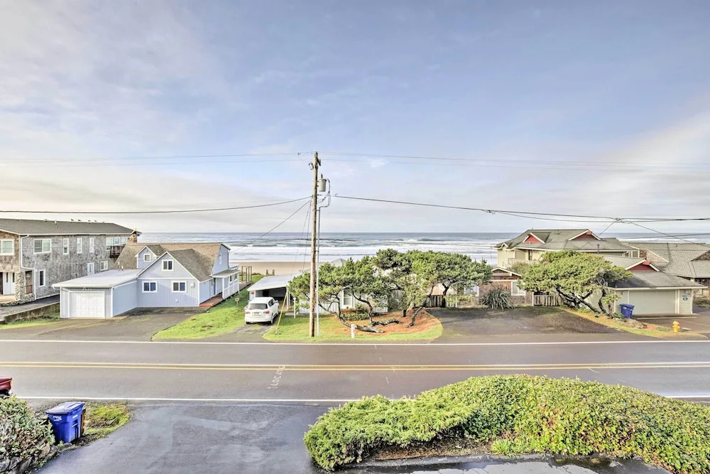 Logan Road Lookout, Lincoln City Home w/ Game Room