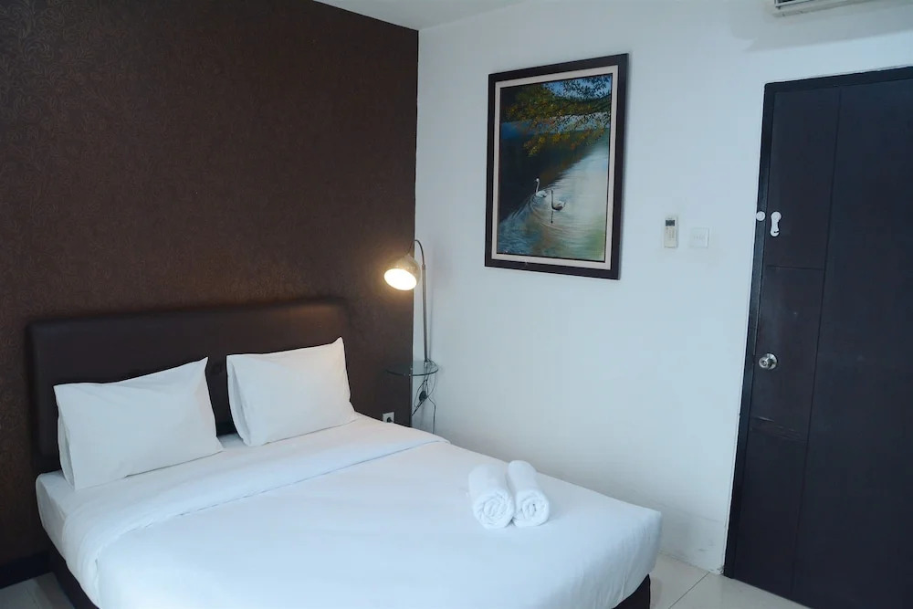 Near Shopping Center 1BR Cosmo Residence Apartmen