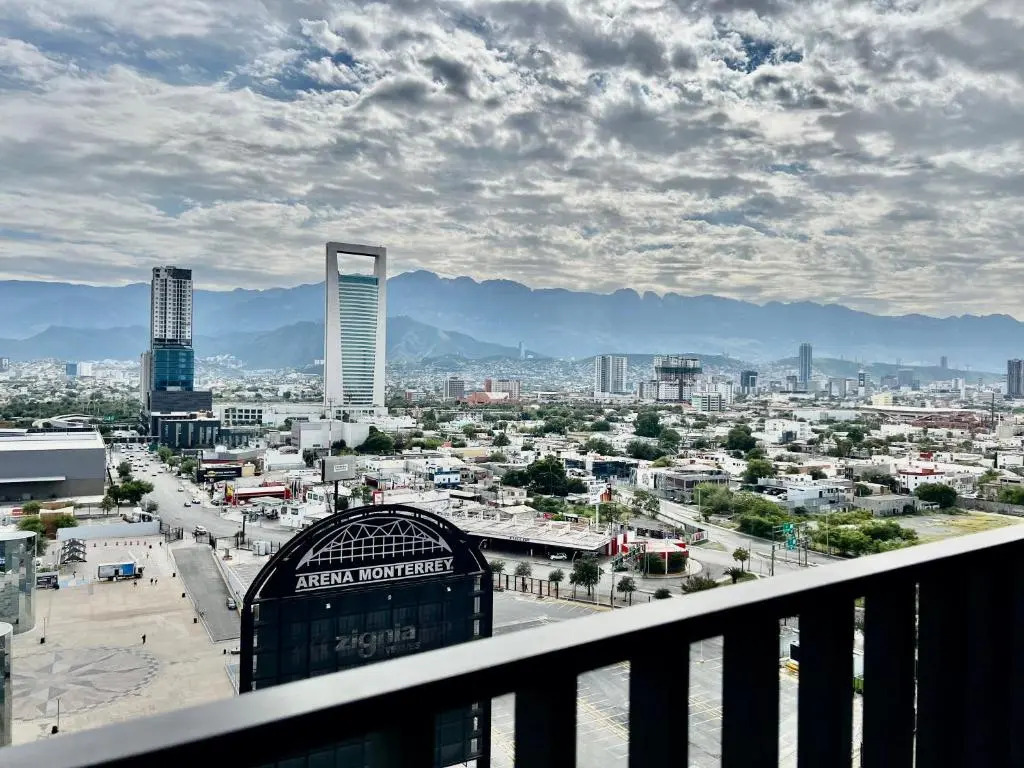 Industrial stylish 3-br. apartment & city views in front of Parque Fundidora & Arena Mty