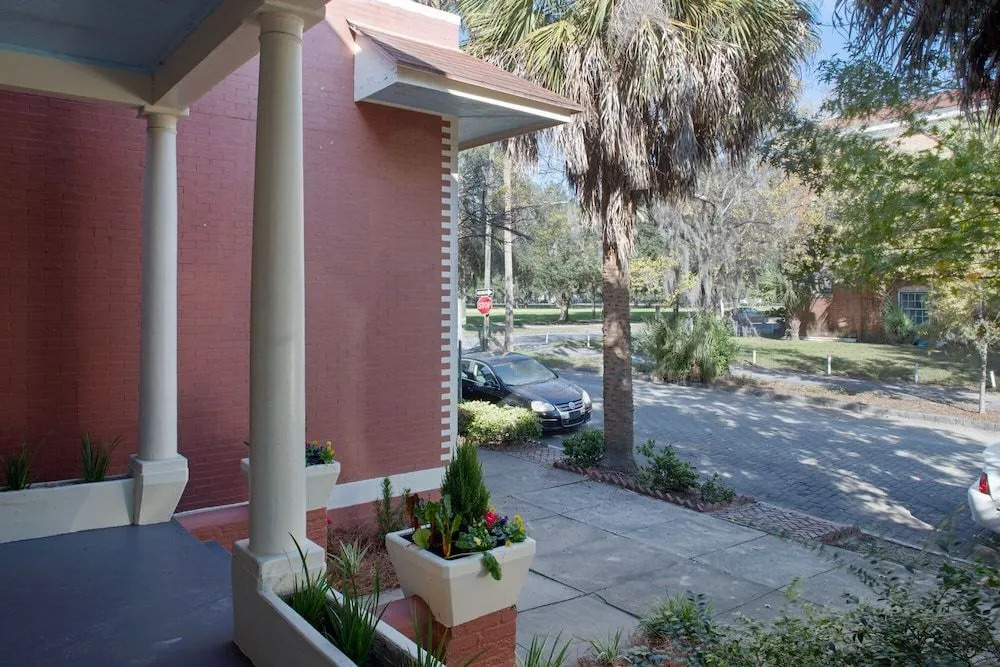Huge 5 bedroom 5 bath Home in Savannah