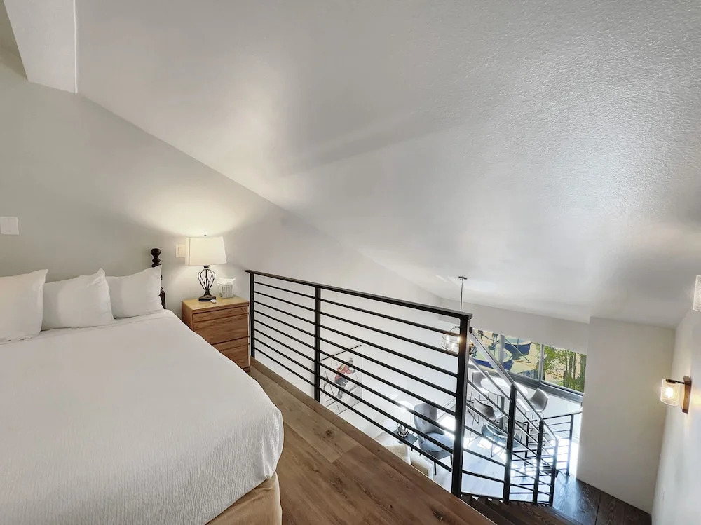 Studio with Prime Location in Heart of Center Village - CJ303 by Redawning