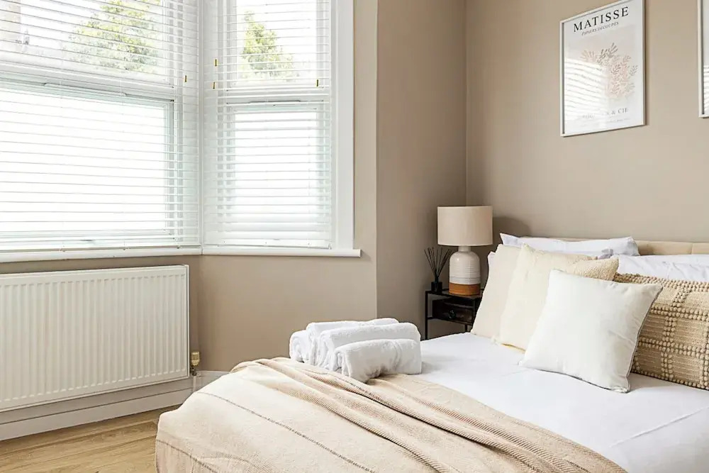 Luxurious 3 Bed Flat With Patio and Garden