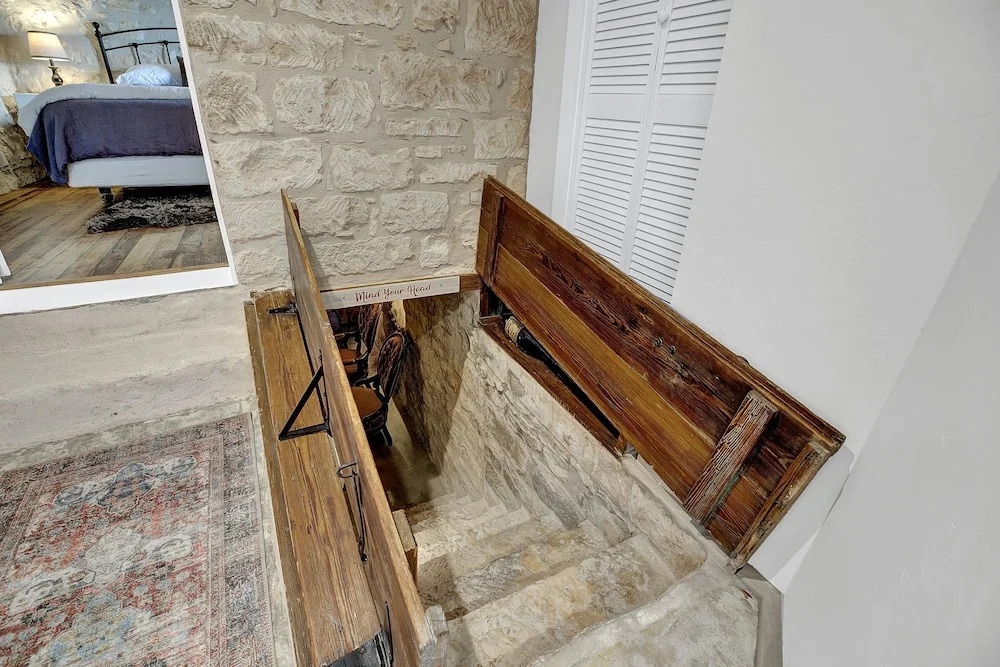 New! Luxurious Home 1blk to Main W/wine Cellar