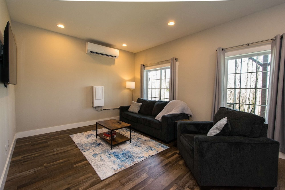 Lower Level Retreat w Free Tix Private Cozy