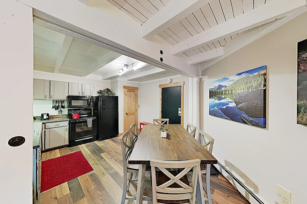 Updated Treehouse W/ Heated Pool & Hot Tubs 2 Bedroom Condo