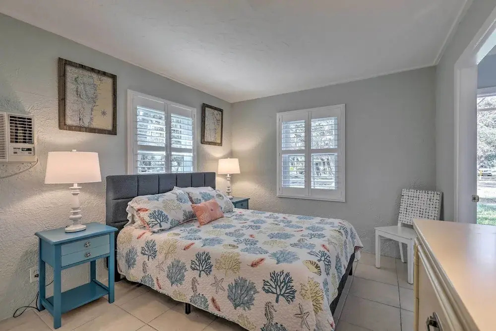 Cozy Crystal Beach Cottage: Walk to Shoreline