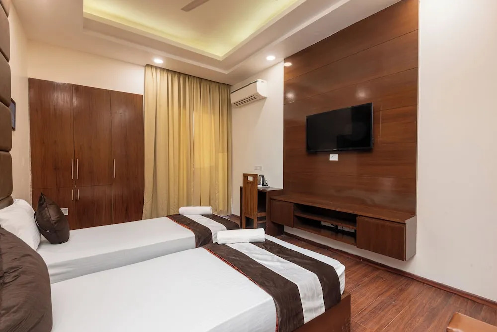 Saavi Hotel Sector- 46