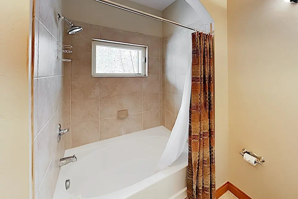 Classy W/ Private Hot Tub & Garage 3 Bedroom Condo