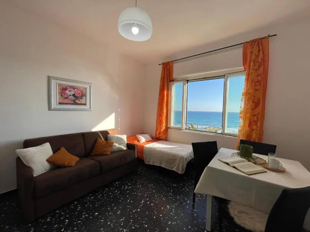 [Rivamare] 3 Locali di fronte al Mare