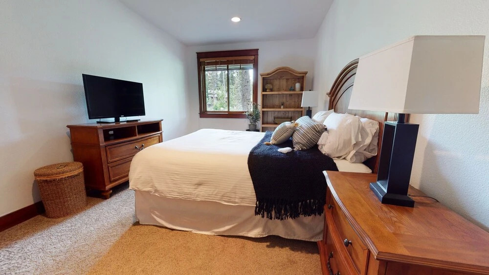 Timbers 15 Private Hot Tub, 2 Car Garage, Washer Dryer, Large Townhouse by RedAwning