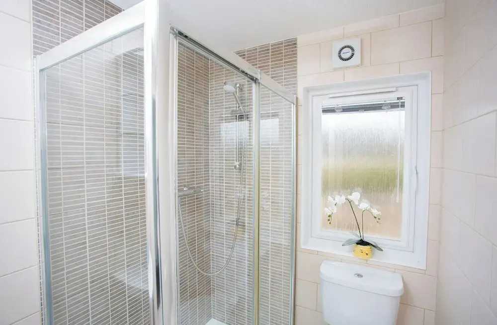 Bluebell Lodge - Sleeps 4,hot Tub, Loch & Woodland