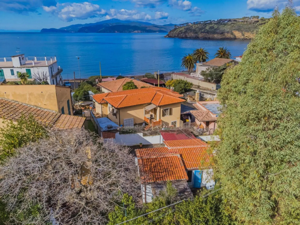 Casa Pareti 30 meters from the sea with parking space-CASA SUL MARE A PARETI