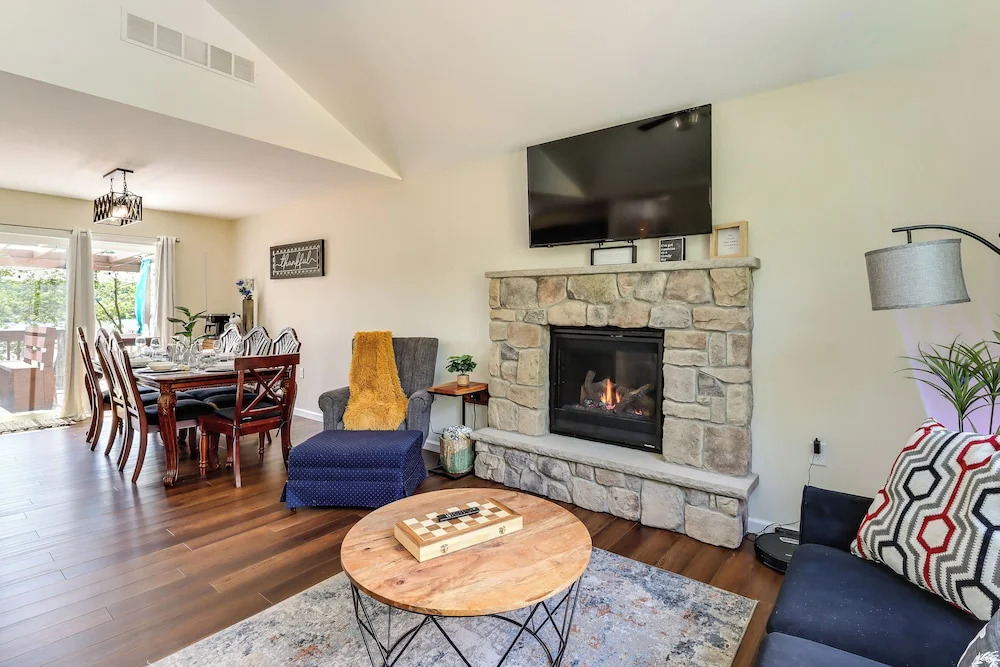 Lakefront Pocono Retreat w/ Hot Tub & Movie Hub