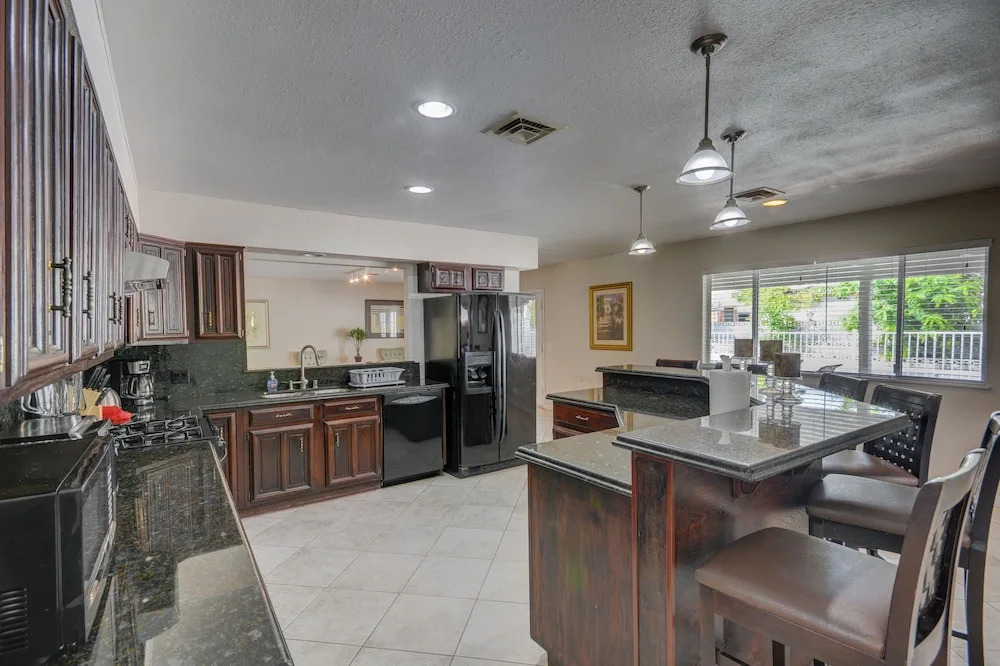 Luxurious 4BR House with Large Pool Near Strip