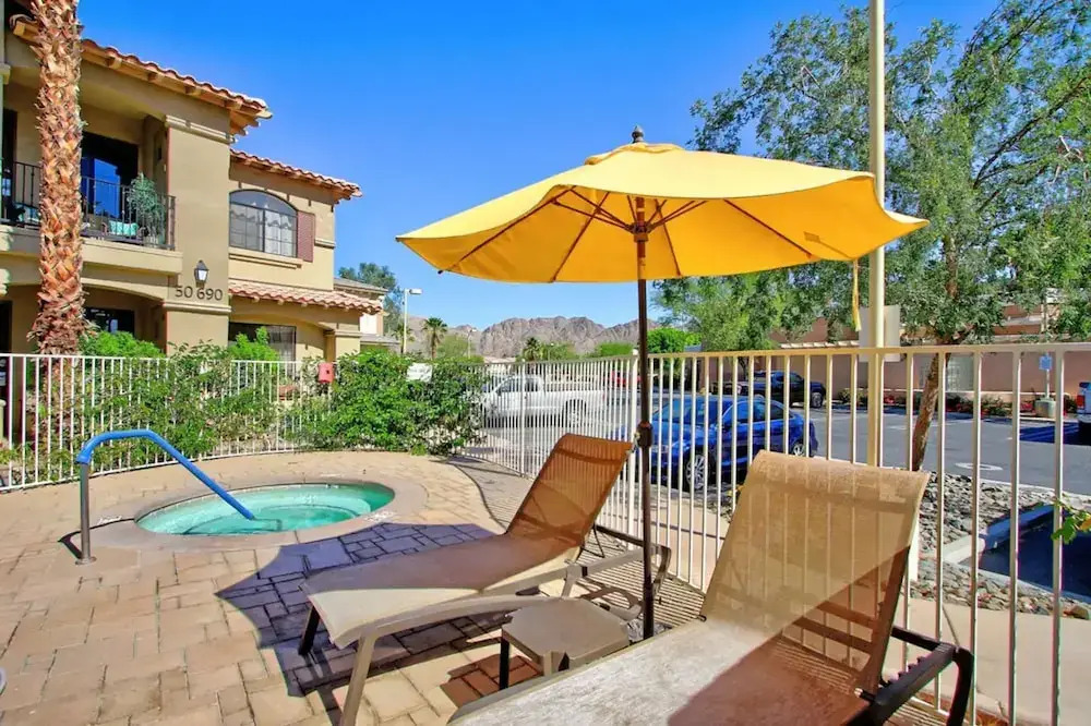 Designer 1 bed 5 min to Old Town Dogs Welcome