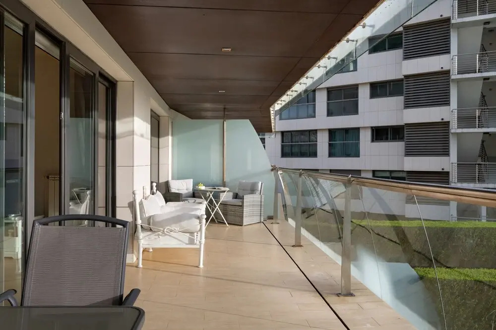 ALTIDO Superb Apt w/Terrace Pool & Spa in Cascais