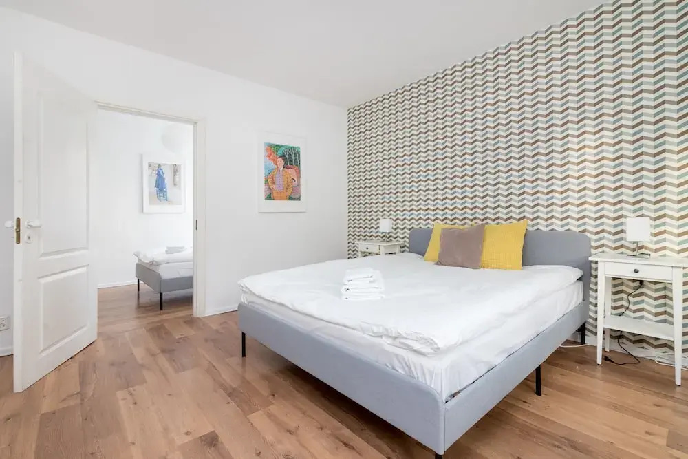 Metro Wilanowska 3-Bedroom Apartment