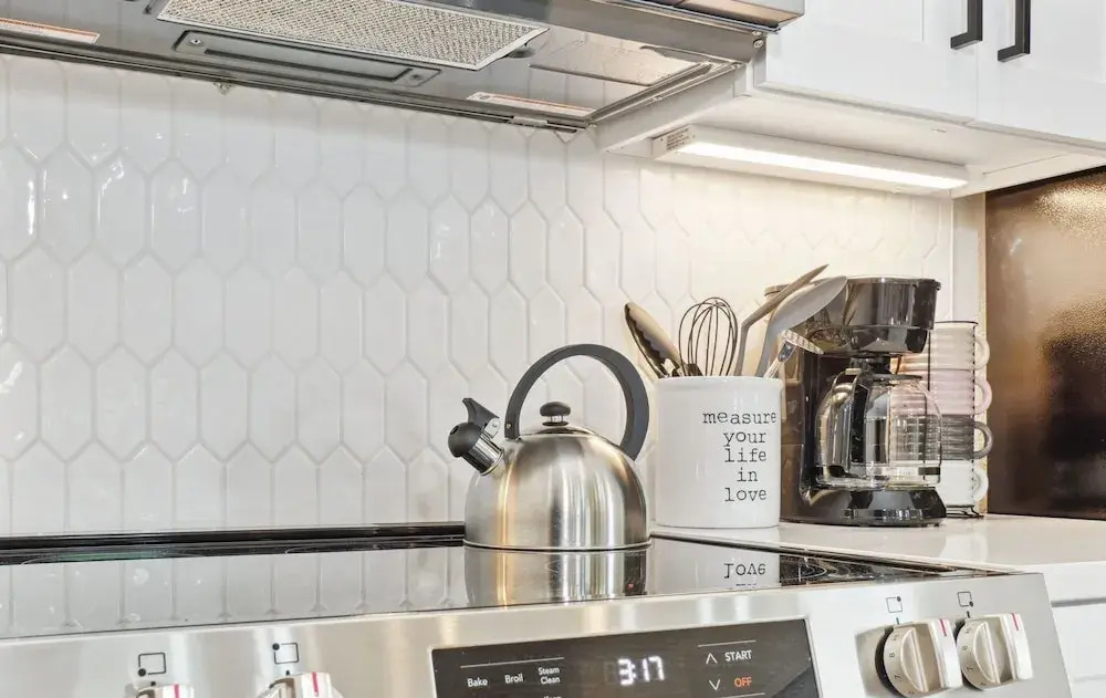 3br-2ba Cityscape Haven With Panoramic Tower View!
