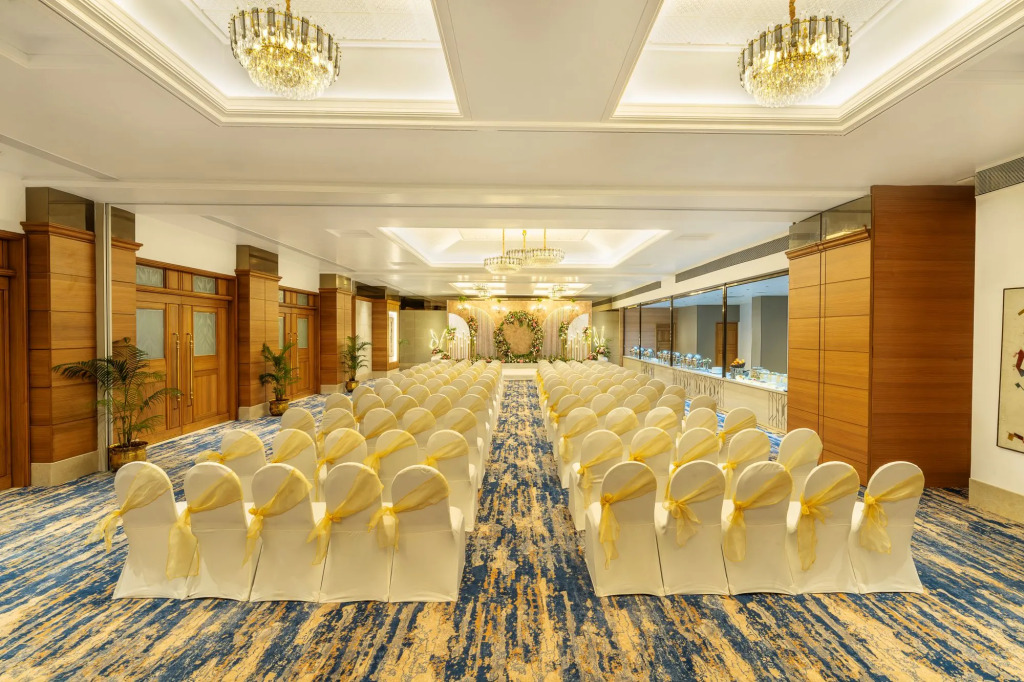 Hotel Kohinoor Continental, Airport