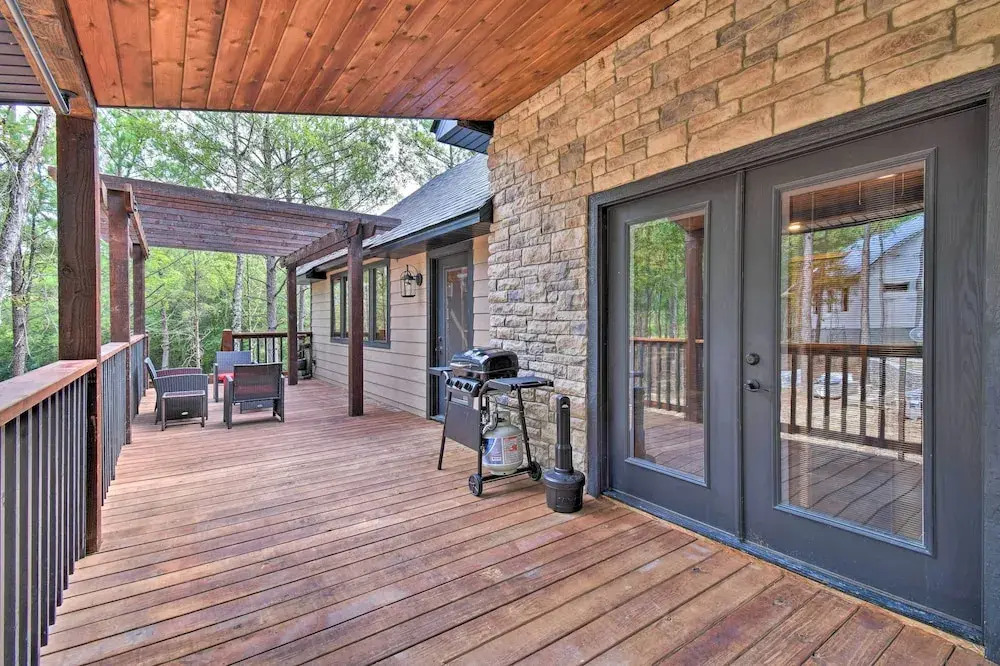 Modern Broken Bow Cabin: Large Deck, BBQ & Pergola