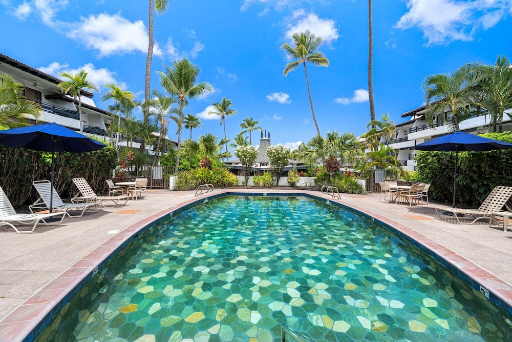 Kona Condo Near Downtown Partial Ocean View Central A/C Sleeps 4 - Vrkcv
