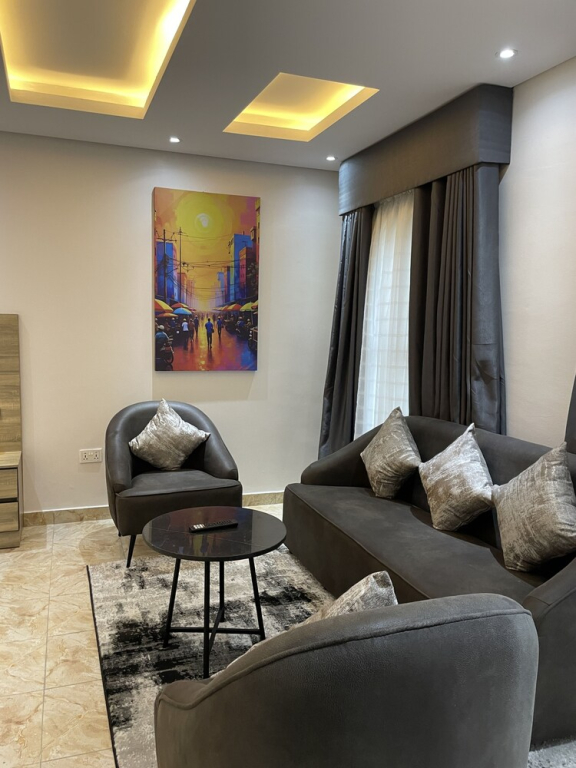 Ringruby Hotel, Oladipo Bateye