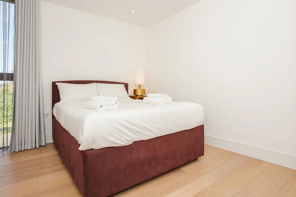 Three Bedroom Flat In Shoreditch With Large Balcony