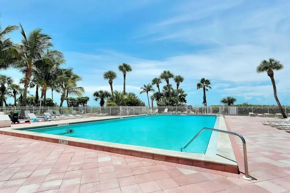 Cozy Beachfront Condo With Pool and Tennis Courts