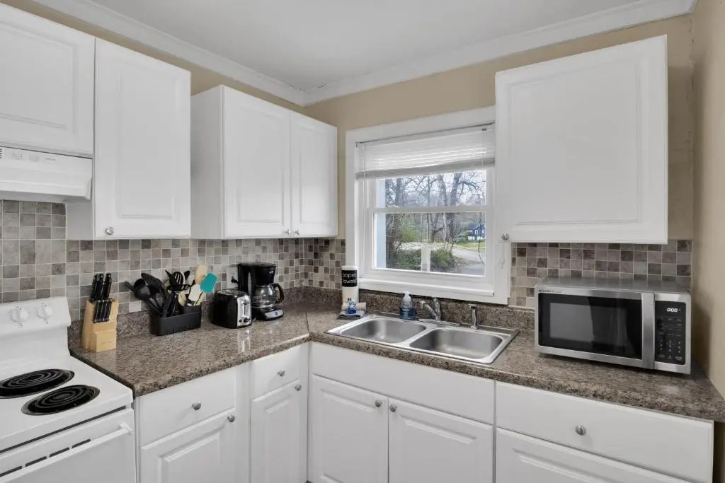 Small 2br East Knox apartment Pet friendly