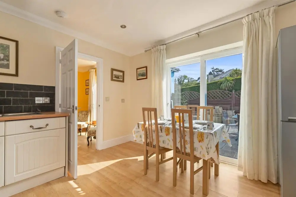 Sunningdale - Beach Side Cottage, Sea Views, Parking