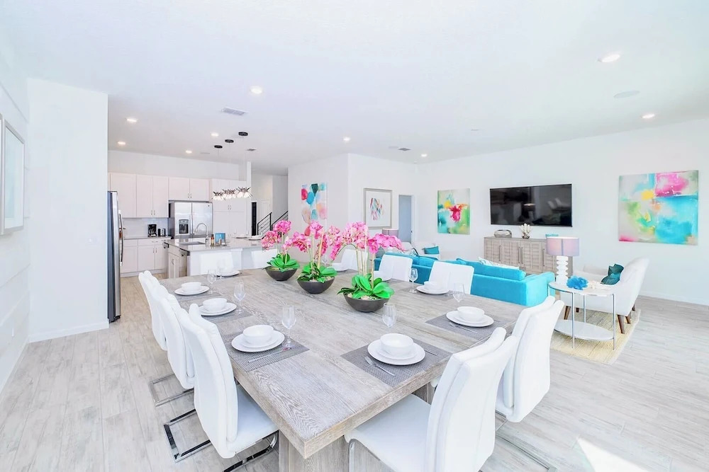 Upstay Mansion w Cinema, Games, Pool - Sleeps 24