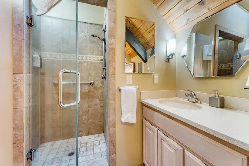 Ember by Avantstay Majestic Entertainers Home w/ Pine Tree Views & Close to Meek's Bay