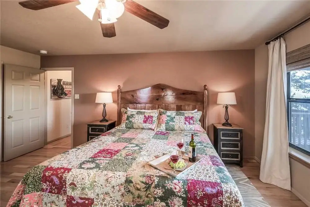 Bear Butte Lodge - Three Bedroom Cabin with Hot Tub