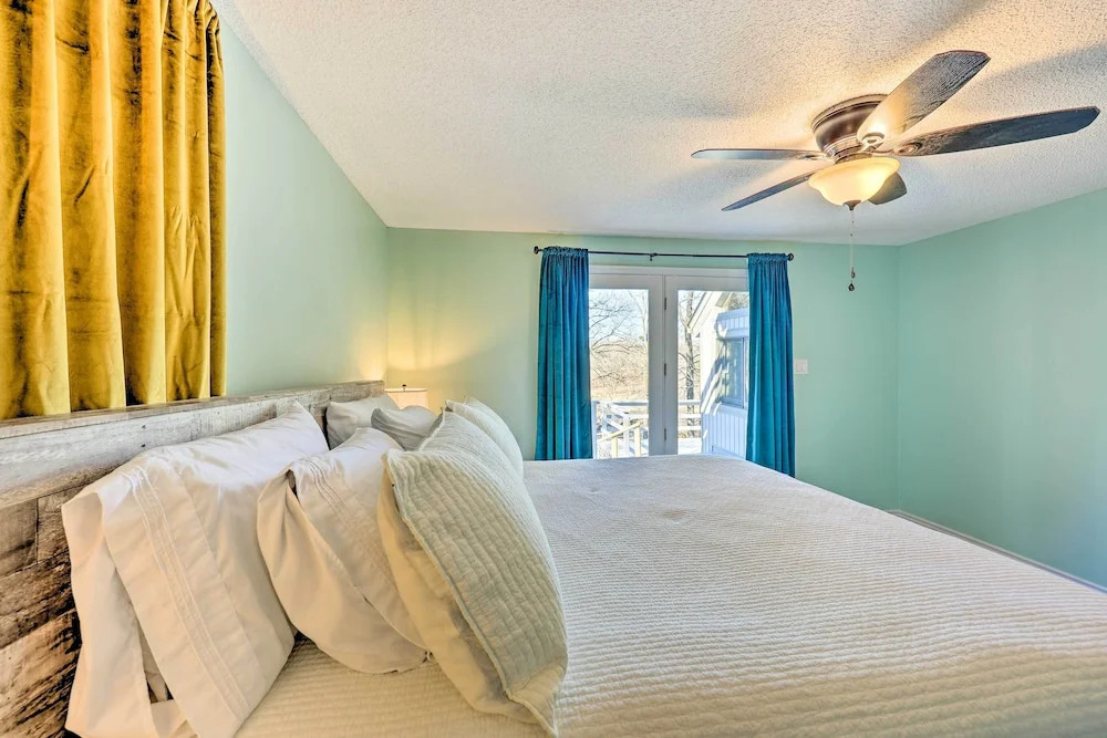 Hot Springs Getaway w/ Beautiful Lake Views