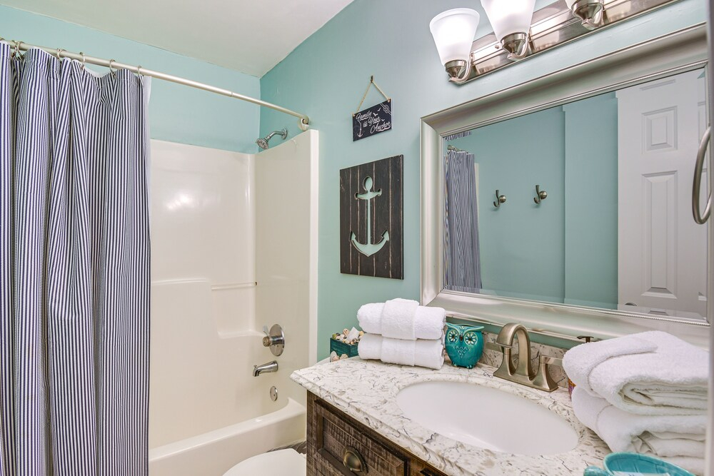 Gulf Shores Condo w/ Balcony: 2 Mi to Fort Morgan