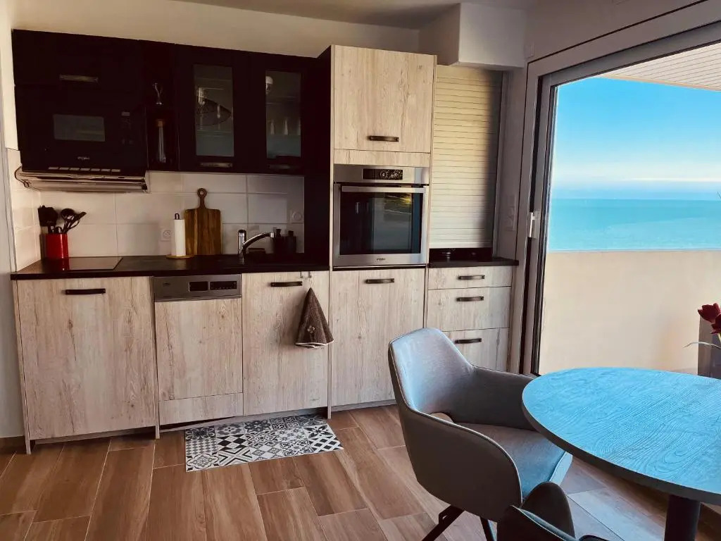 Studio, vue mer à 150m de la plage