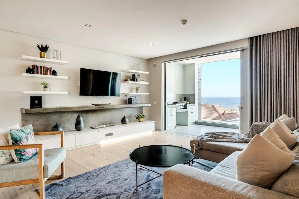 Bright 2bed in Sea Point w Sea Views Helio Haven