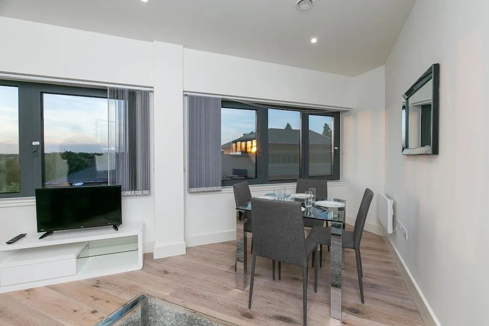 Deluxe Heathrow Apartments & Parking