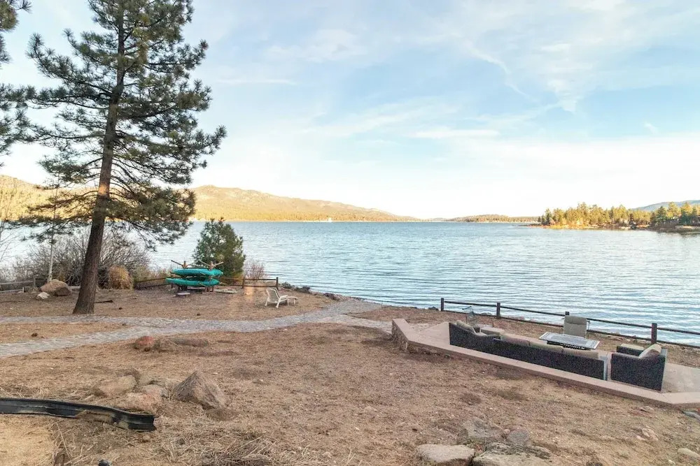 Shoreline Lakehouse by Avantstay Majestic Lakefront Cabin w/ Hot Tub & Fire Pit!