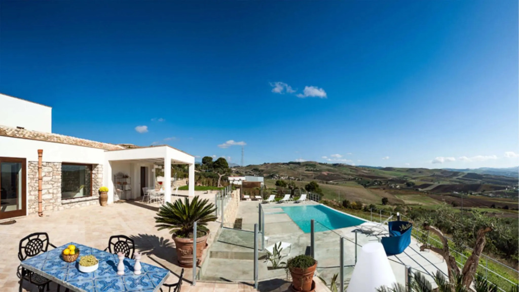 Exclusive villa with pool immersed in the Trapani countryside, at just 15 km from the seaside-VILLA EROICA