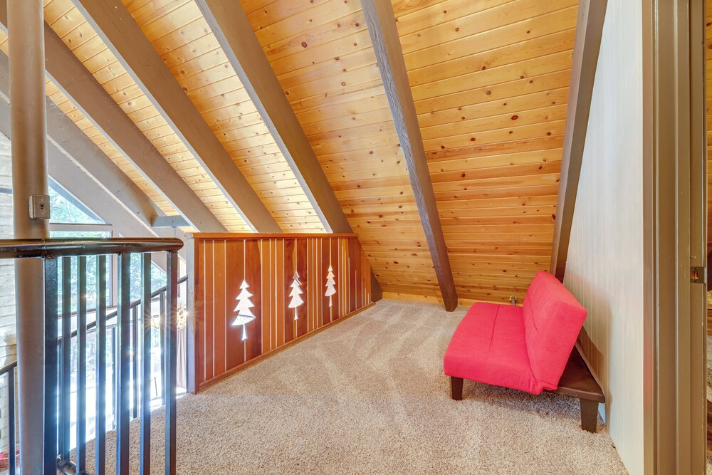 13 Mi to Skiing: Long Barn Family Cabin