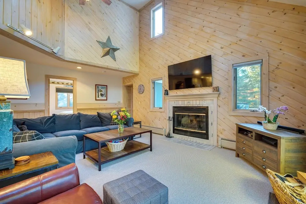 Cozy Getaway: Private Hot Tub, Near Skiing!