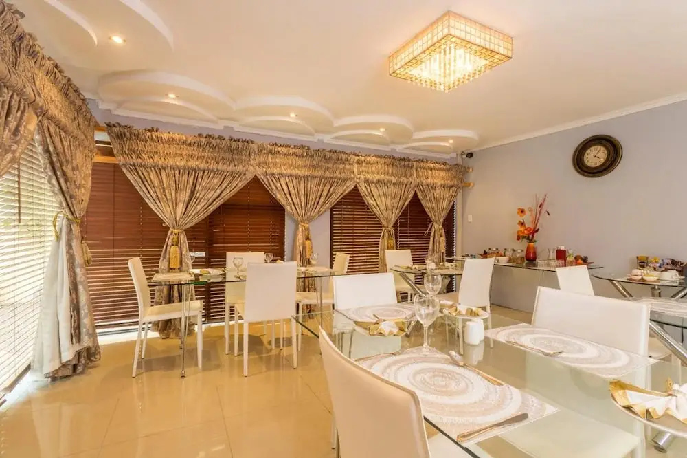 Ezulwini Guest House - Queen Room with Balcony for 2 guests in Ballito