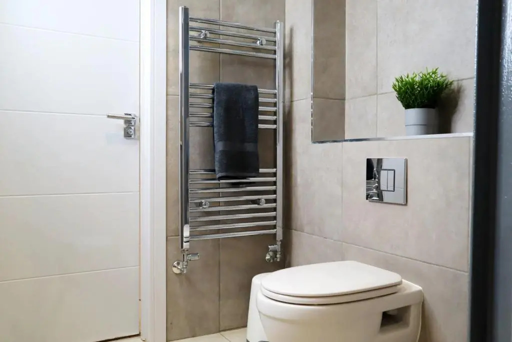 Trendy Urban Industrial Apartment - Great Location - Parking - Netflix - Fast WiFi - Smart TV - Beautiful 2 Double Bedroom Apartment sleeps up to 4!