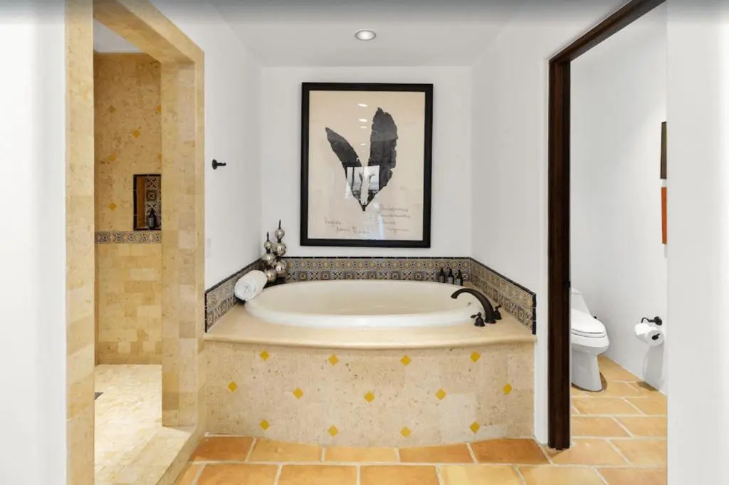 Best Executive-Style Luxury Residence on Property