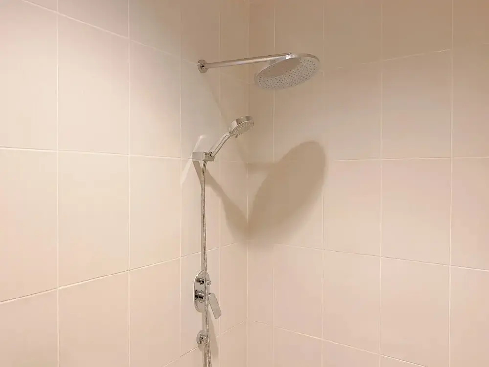 Modern Monochromatic 2Br Near Lrt Station At Apartment Samara Suites