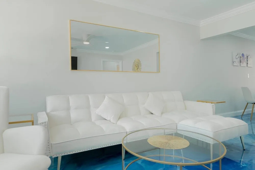 Beachy Blues Apt A, Downtown, Shops, Cafes & Beach, Dog Friendly