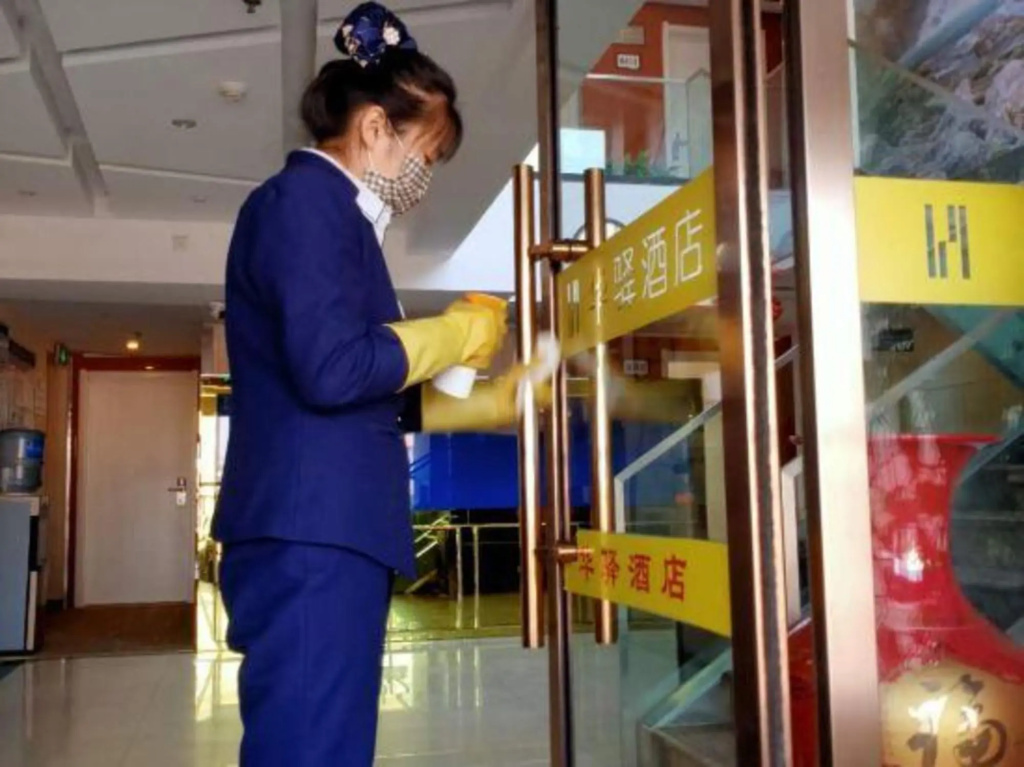 Huayi Hotel (Taiyuan South Railway Station University of Finance and Economics)