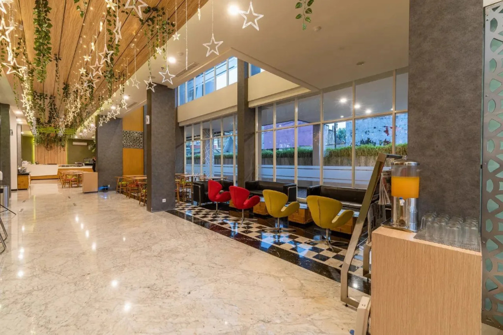 Ascent Hotel and Cafe
